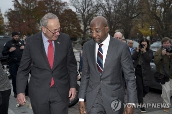 공화당 후보 이긴 워녹 안내하는 슈머 美민주당 원내대표 | 연합뉴스