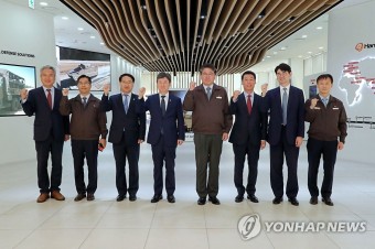 한화에어로스페이스 창원 3사업장 찾은 행안부 차관 | 연합뉴스