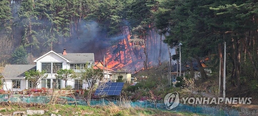 한국, 건조한 날씨와 강풍으로 산불 확산…대처난항 계속되는 상황