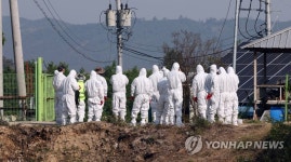 구제역 발생한 한우 농장 들어가는 방역 관계자들 | 연합뉴스