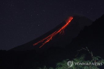 용암 분출하는 인니 므라피 화산 | 연합뉴스