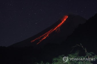 용암 분출하는 인니 므라피 화산 | 연합뉴스