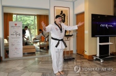 태권도 시범 보이는 필립 르포르 프랑스대사 | 연합뉴스