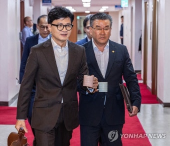 국무회의 입장하는 한동훈 장관과 유병호 감사원 사무총장 | 연합뉴스