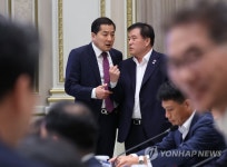 대화나누는 이진복 수석과 박대출 정책위의장 | 연합뉴스