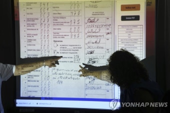 투표 기록표 검토하는 과테말라 선거관리위원들 | 연합뉴스