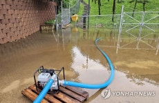 춘천 침수 도로에 양수기 동원 배수작업 | 연합뉴스