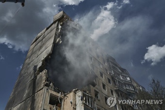 러 미사일 공습으로 뻥 뚫린 우크라 아파트 | 연합뉴스