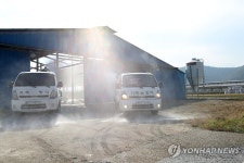 축사 주변에 소독약 분사 | 연합뉴스