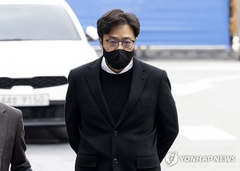 강남서 출석하는 피프티피프티 용역업체 대표 | 연합뉴스
