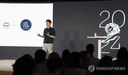 나노 쿨링 필름 샘플 설명하는 이민재 책임연구원 | 연합뉴스