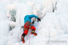 아슬아슬 빙벽타기…강원 인제 매바위 인공폭포 | 연합뉴스