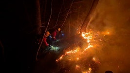 인제 기린면 산불 진화율 60%…날 밝는 대로 헬기 25대 투입 | 연합뉴스