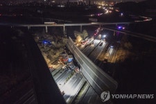 중국 중부서 고속도로 교량 전복…4명 사망·8명 부상 | 연합뉴스