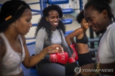 쿠바, 63년 만에 여자 복싱선수 대회 참가 허용 | 연합뉴스