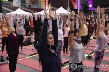 도심 요가…뉴욕 타임스퀘어 마음 힐링 프로젝트 | 연합뉴스