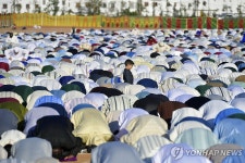 각지 기도 풍경…이슬람 최대명절 이드 알아드하 | 연합뉴스