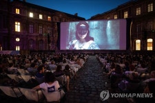 ′영화관이 된 루브르 박물관′…루브르 박물관 야외에서 영화 상영 행사 | 연합뉴스