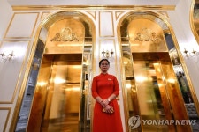 여기도 금, 저기도 금…베트남, 세계 최초 도금 호텔 선보여 | 연합뉴스
