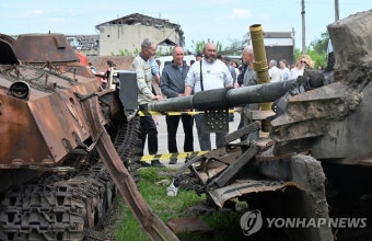 '해방 1주년'…우크라 하르키우 마을 러 군수품 잔해 전시 | 연합뉴스
