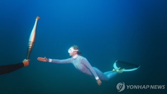 '지중해 인어처럼'…파리올림픽 성화 봉송 릴레이 | 연합뉴스