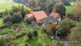 종말 기다리며… 9년간 지하실에 숨어 산 네덜란드 가족 발견 | 연합뉴스