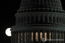 밤하늘 장식한 사냥꾼의 달…세계 곳곳서 떠올라 | 연합뉴스