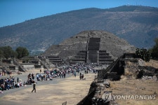 봄의 시작…멕시코 피라미드 앞에서 태양 에너지 받는 사람들 | 연합뉴스