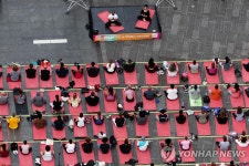 도심 요가…뉴욕 타임스퀘어 마음 힐링 프로젝트 | 연합뉴스