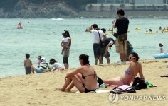 <부산 해운대해수욕장 몰카 기승> | 연합뉴스