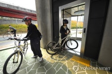 성수ㆍ가양대교 자전거 승강기 26일 개통 | 연합뉴스