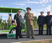 김정일·정은, 대동강과수종합농장 현지지도 | 연합뉴스