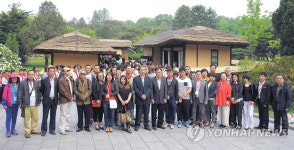 만경대 방문한 국제상품전람회 참가자 | 연합뉴스