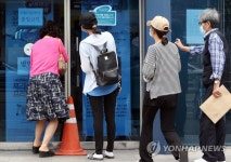 병원 앞에 몰린 내원객 | 연합뉴스