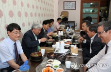 가톨릭관동대 직원들, 대학가 주변 식당 이용 | 연합뉴스
