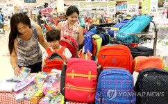 롯데마트, 새가방 등 신학기 대전 | 연합뉴스