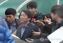 경로당 떠나는 안철수 전 대표 | 연합뉴스
