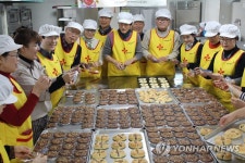 교장선생님이 만드는 사랑의 빵 | 연합뉴스