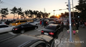 해맞이 차량으로 혼잡한 경포 해변 | 연합뉴스