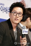 질문에 답하는 김주혁 | 연합뉴스