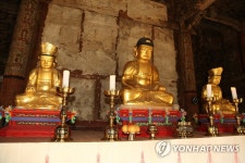 보물급 복장유물 발견된 양산 신흥사 대광전 석조여래삼존상 | 연합뉴스