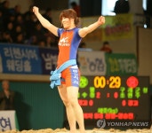 임수정, 여자씨름 8대 천왕전 우승 | 연합뉴스