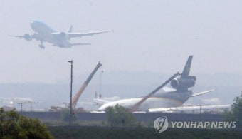 화물기 사고로 폐쇄된 인천공항 활주로 부분 운영재개 | 연합뉴스