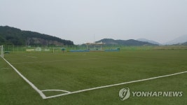 텅 빈 여수 진모지구 축구장 | 연합뉴스