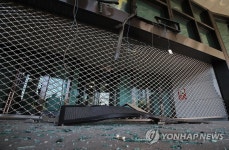 파손된 대검 민원실 입구 | 연합뉴스