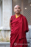 포즈 취하는 욘게이 밍규르 린포체 | 연합뉴스