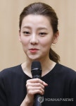 질문에 답하는 클라라 주미 강 | 연합뉴스