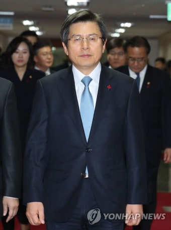 <탄핵가결> 국무회의장 들어서는 황 대통령 권한대행 | 연합뉴스