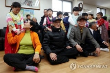 고사리손 안마 | 연합뉴스