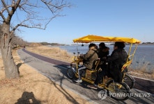 경포호 풍광 즐기는 관광객들 | 연합뉴스